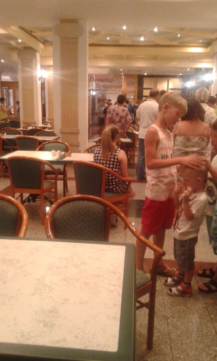 Kolejka na kolacje Tsokkos Gardens Hotel