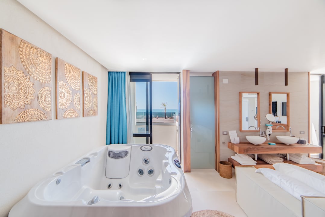 Zimmer Cumeja Beach Club & Hotel