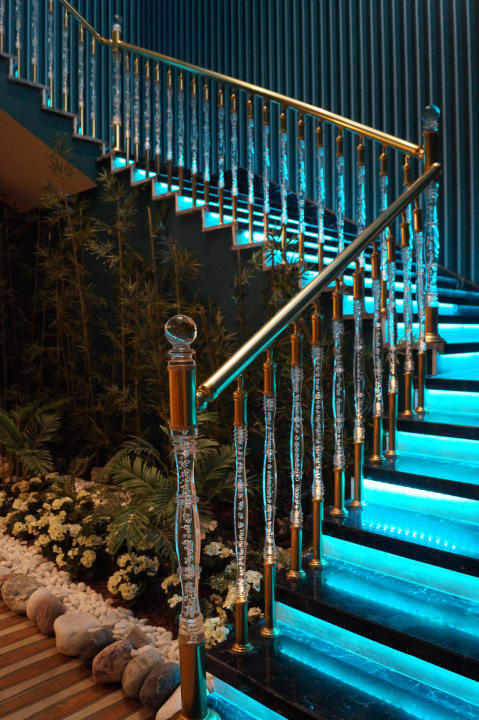 Treppenaufgang vom Innenpool Azura Deluxe Resort & Spa Hotel