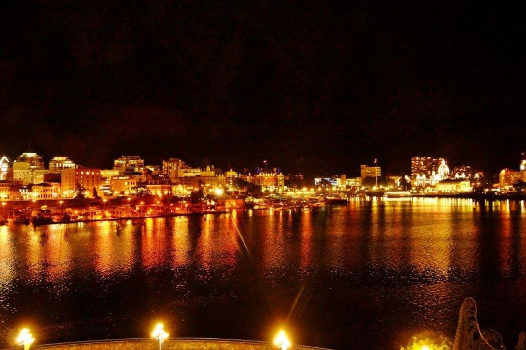 Ausblick vom Zimmer - Abendliche Beleuchtung Hotel Delta Ocean Pointe Resort