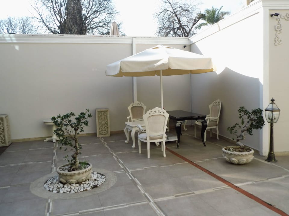 Die Lobby gegenüber der Reception Elegance East Hotel