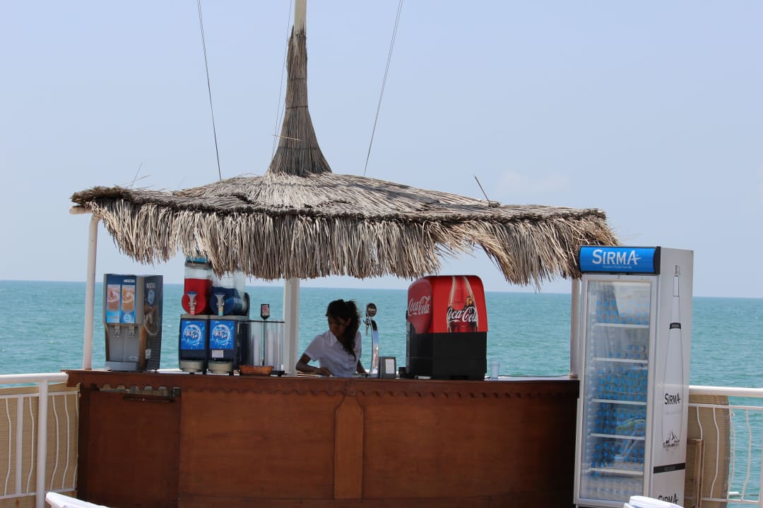 Bar auf dem Bade- und Sonnensteg Saturn Palace Resort Hotel