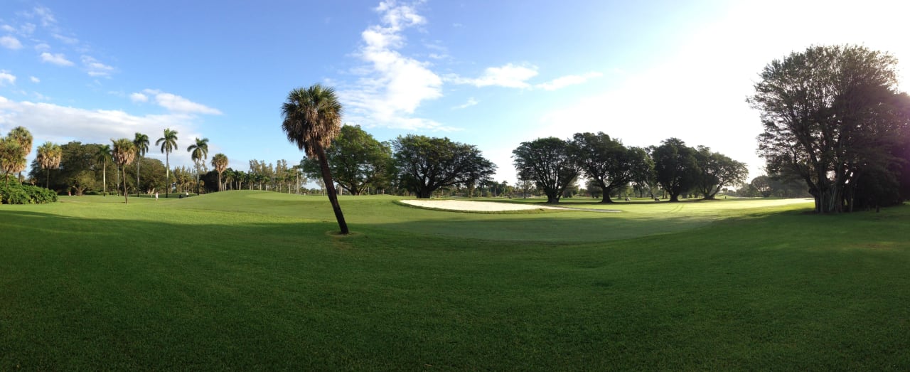 Aussicht vom Hotel-Garten zum umgebenden Golfplatz Miami Lakes Hotel & Golf