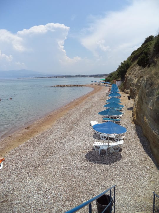 Widok ze schodów na plażę hotelową Hotel Pavlina