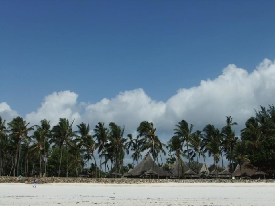Blick vom Meer zum Hotel Neptune Village Beach Resort & Spa