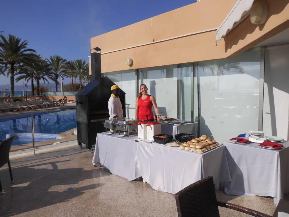 Barbeque am Pool allsun Hotel Pil-lari Playa
