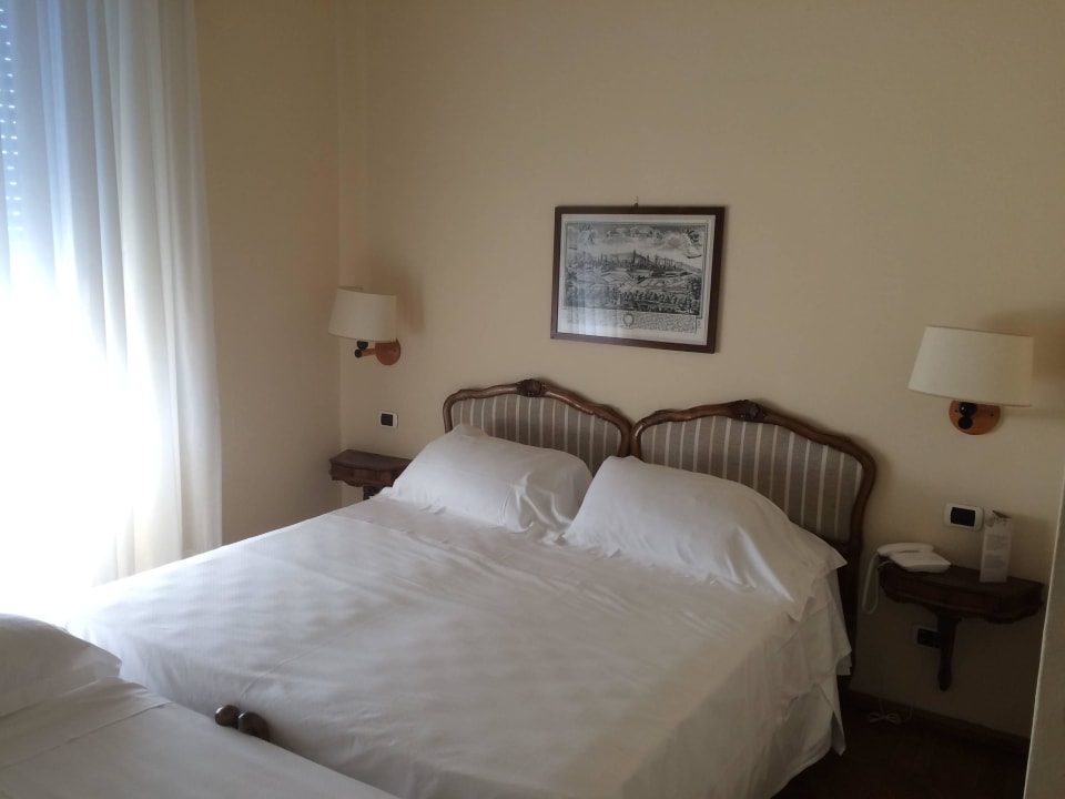 Doppelzimmer mit Zustellbett (Matratzen sehr hart) Palace Hotel
