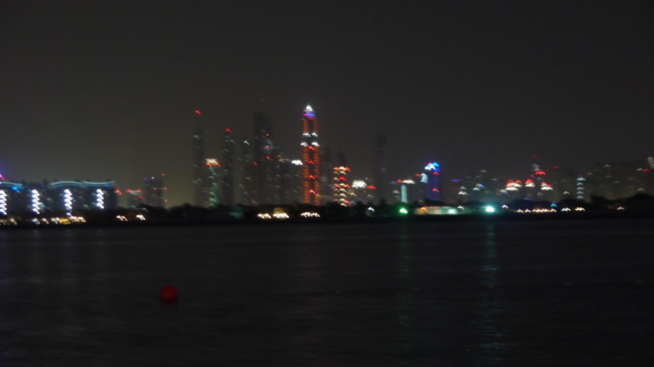 Skyline von Dubai bei Nacht Atlantis, The Palm