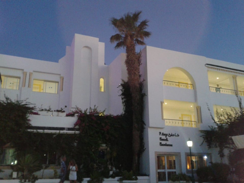 Rechte Seite des Hotels neben dem Eingang Hotel Nesrine