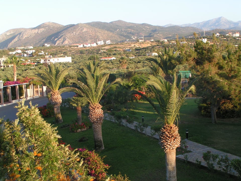 Hoteleinfahrt mit Bergblick Lyttos Beach Hotel