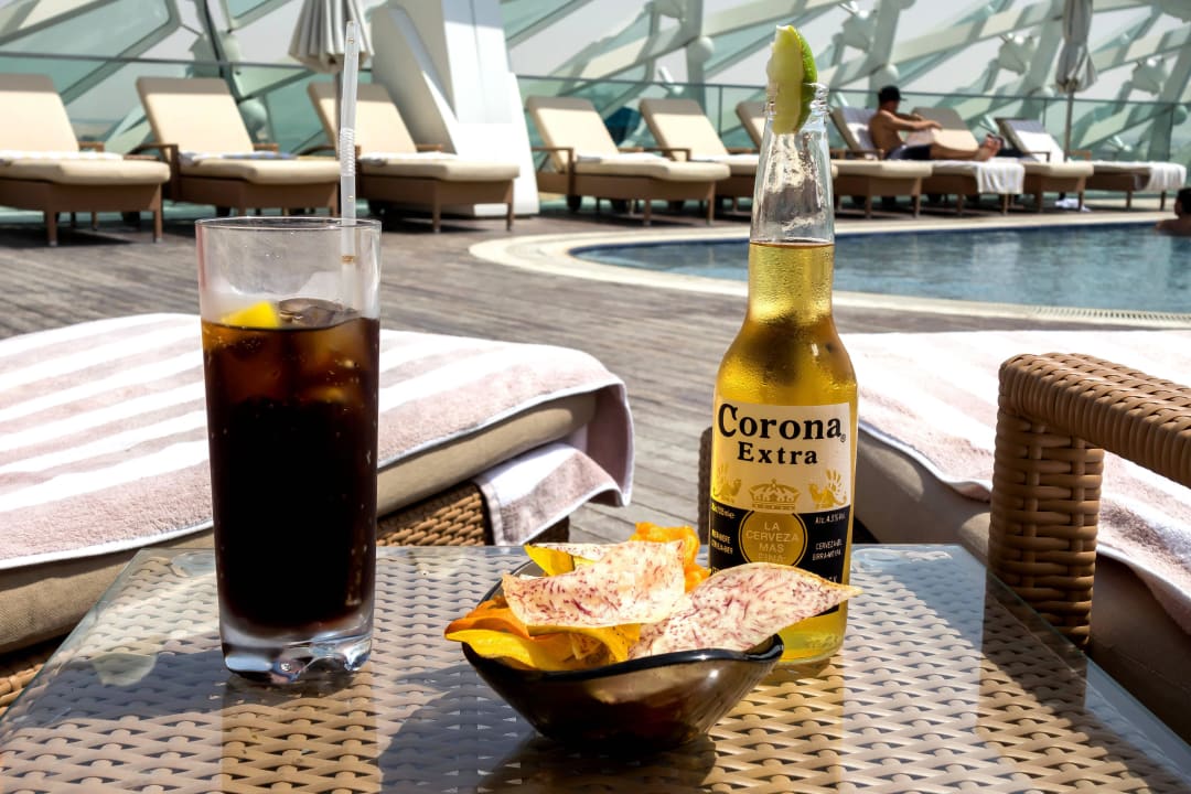 Eine kleine Erfrischung am Pool W Abu Dhabi - Yas Island