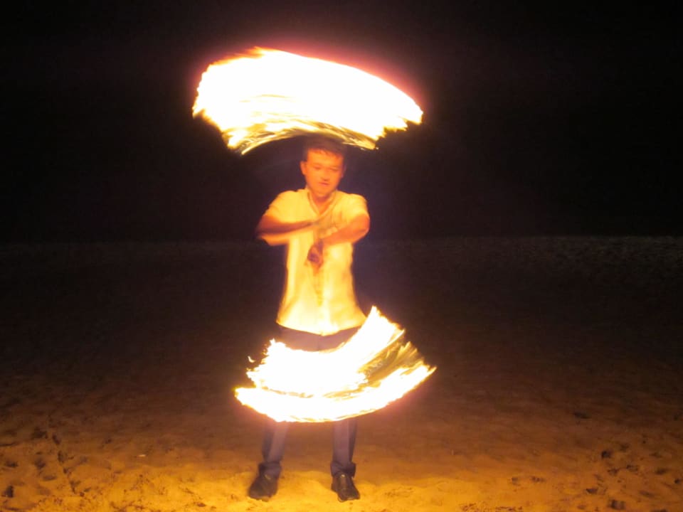 Feuershow am Abend The Fair House Beach Resort