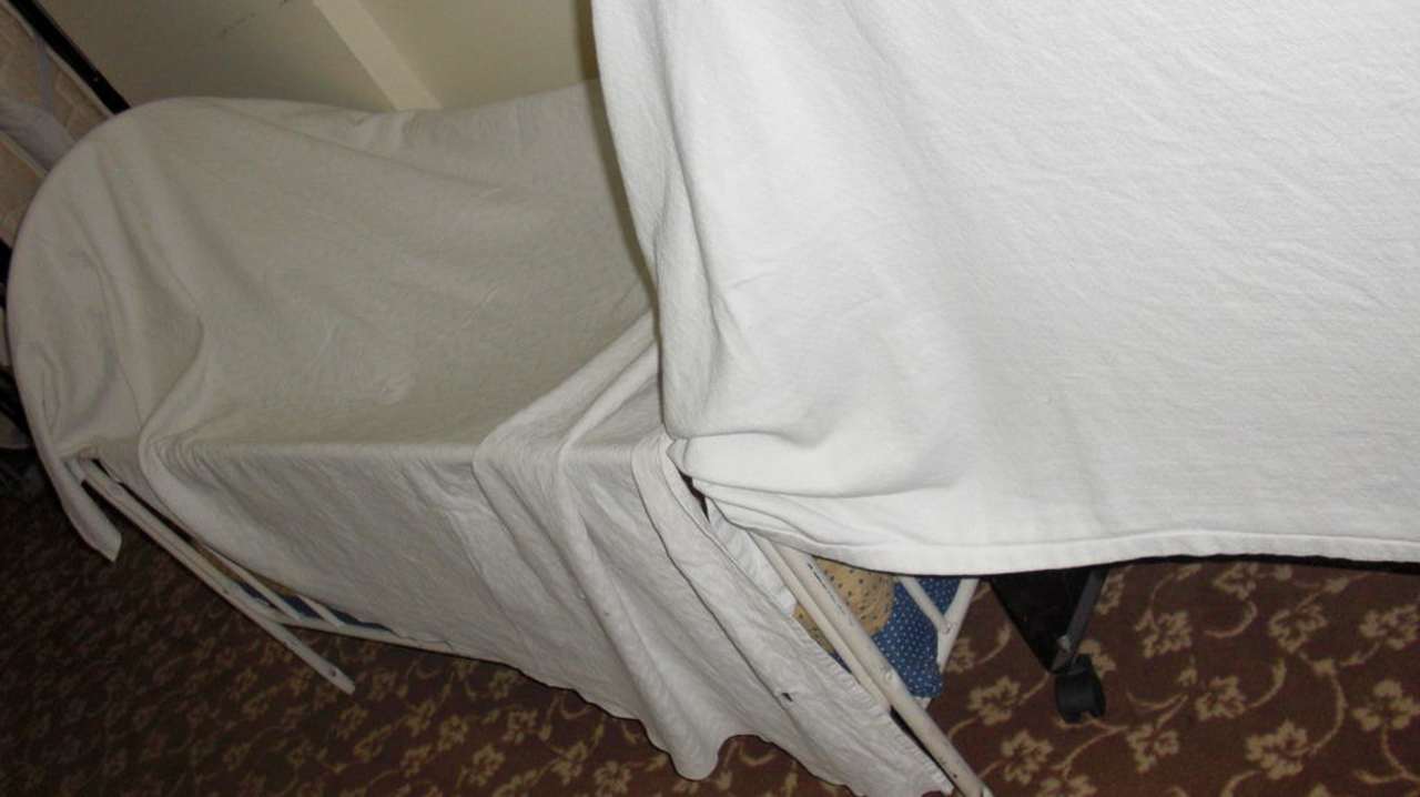 Abgestelltes Gitterbett am Gang-Fluchtweg Hotel Aslan City Kleopatra