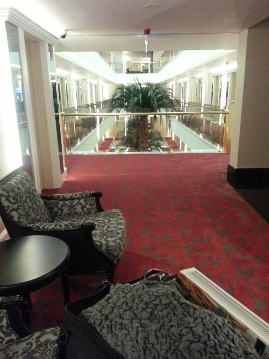 Vor dem Fahrstuhl  Azura Deluxe Resort & Spa Hotel