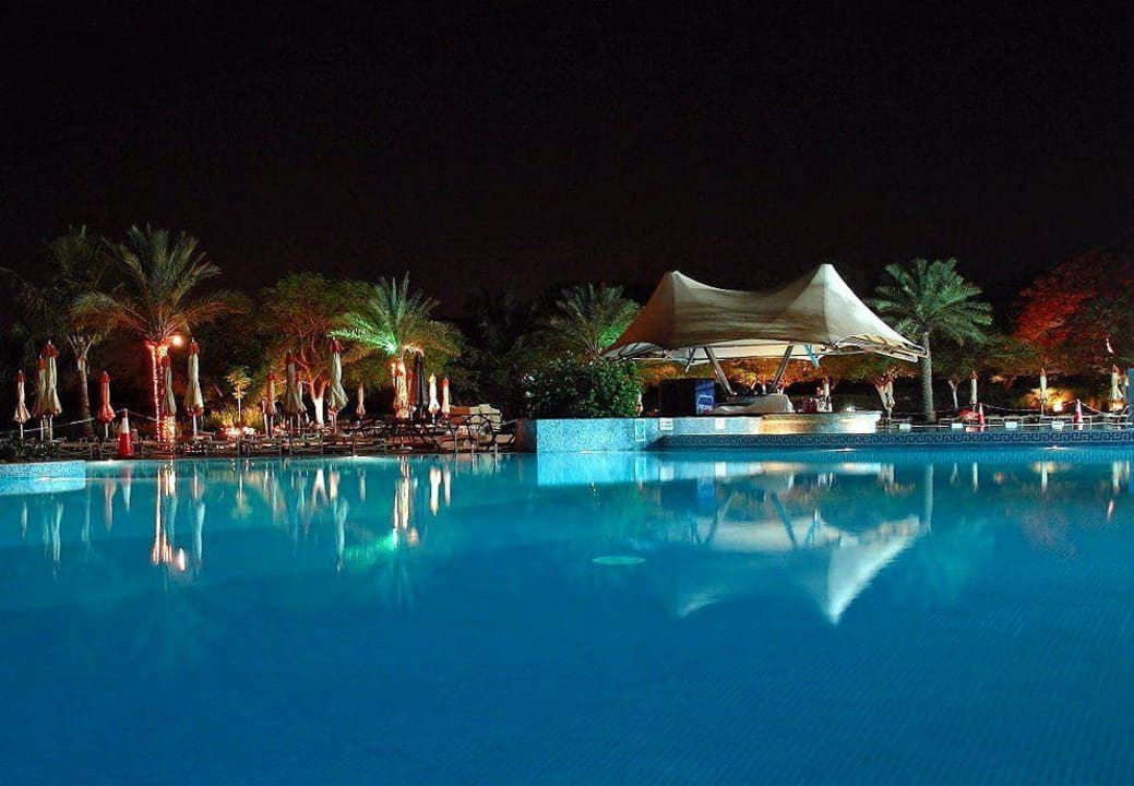 Nachtaufnahme Hotel Le Meridien Al Aqah Beach Resort
