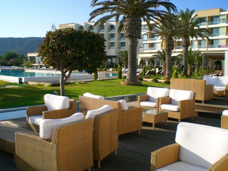 Lounge mit Blick auf Pool und Haupthaus The Ixian Grand & All Suites