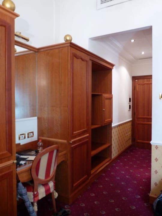 Eingangsbereich und Schrank im Doppelzimmer Hotel Giulio Cesare
