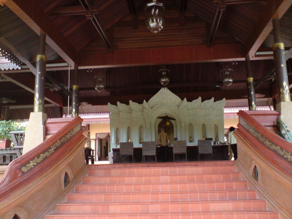 Лобби и вход Villa Thongbura