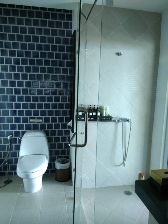 WC und Dusche (leider ohne Kopfbrause - die gibt es draußen) Khaolak Orchid Beach Resort