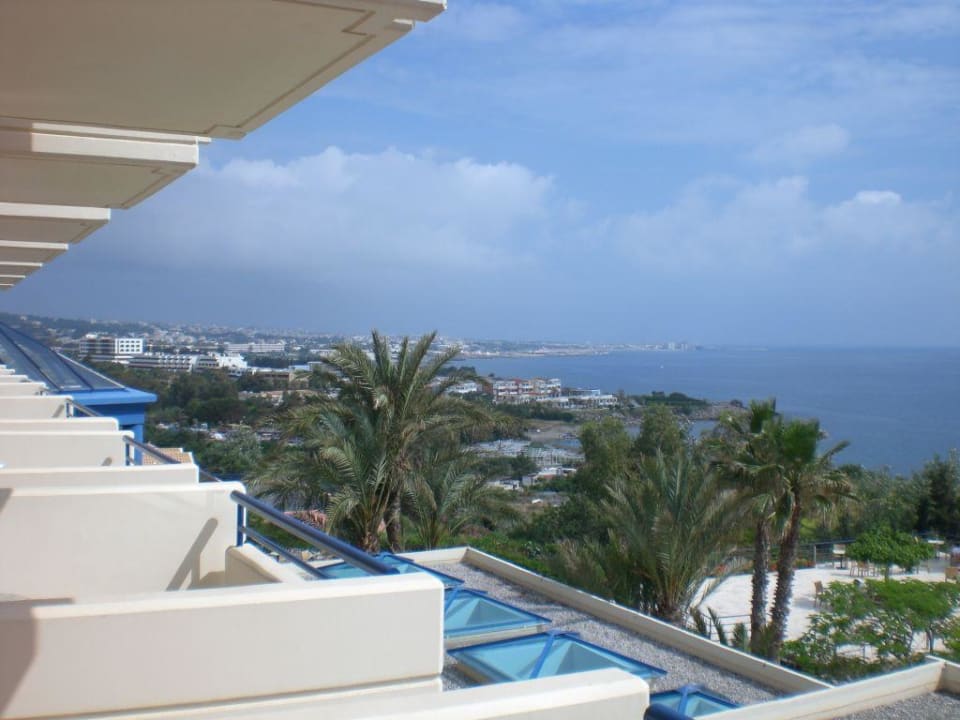 Blick vom Balkon auf Rhodos Stadt bei Tag Kresten Palace Hotel
