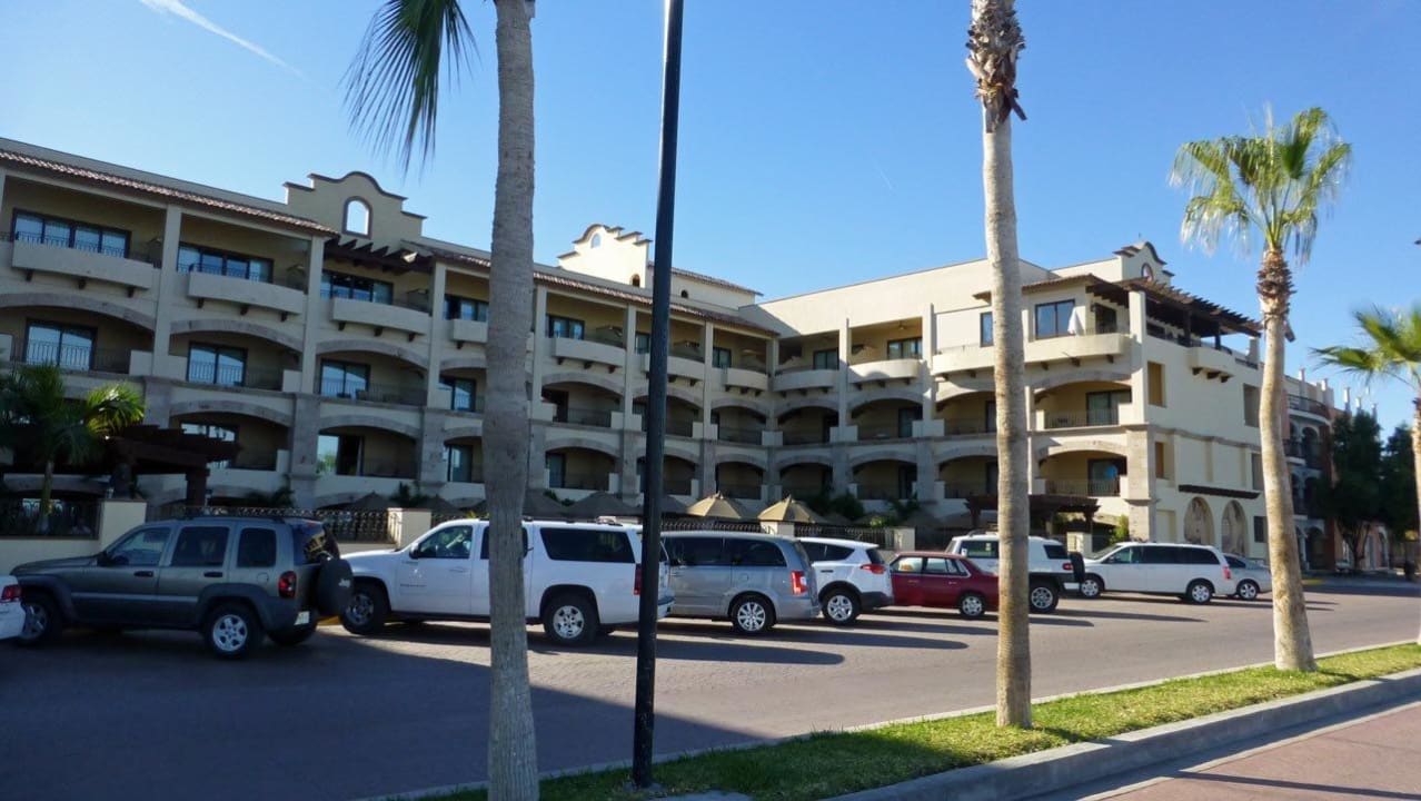 Hotel von der Straße aus gesehen Hotel La Mision Loreto