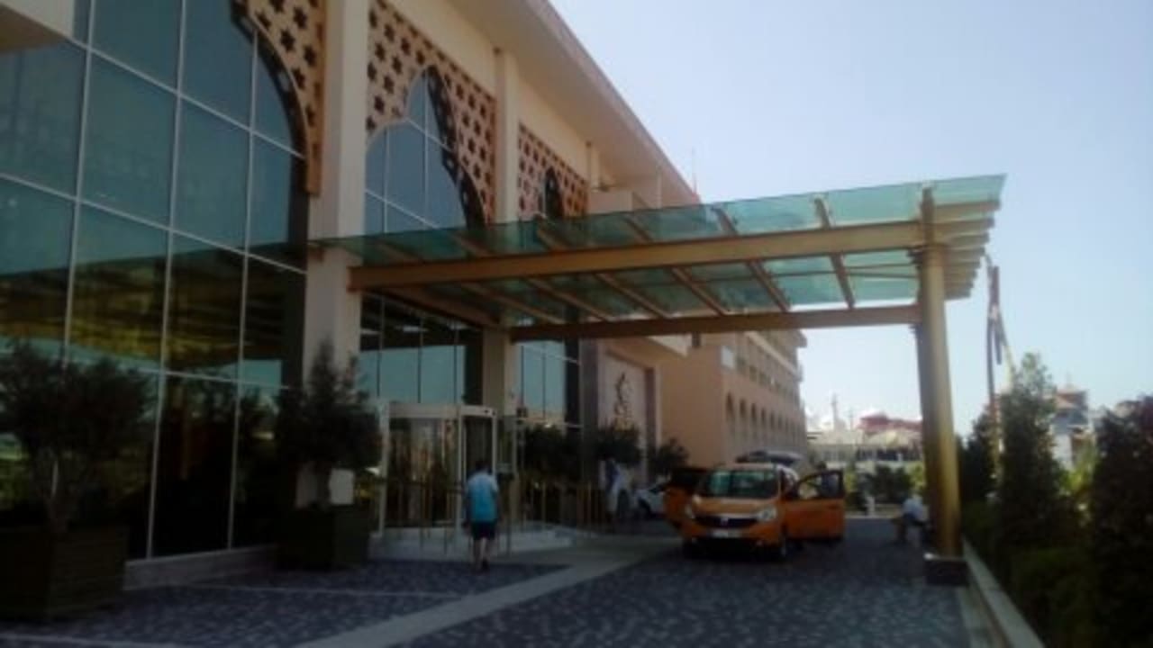 Lobby Well Palace Side