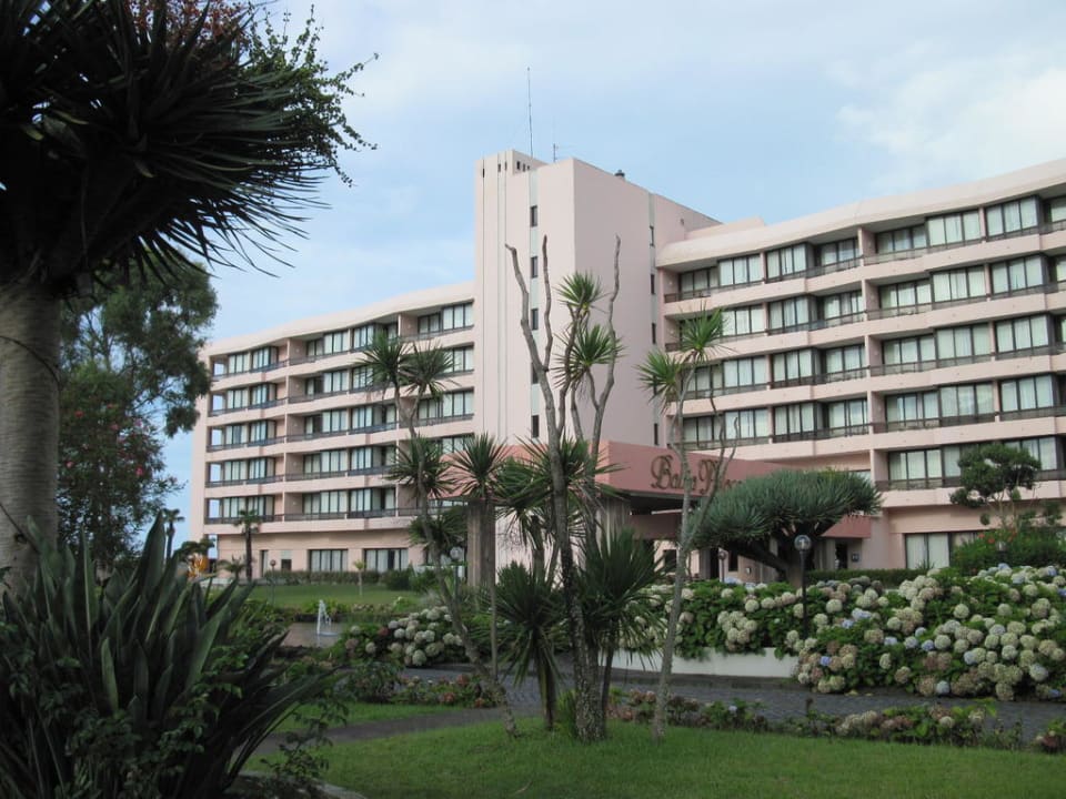Blick vom Parkplatz auf die Eingangsseite Pestana Bahia Praia Nature & Beach Resort