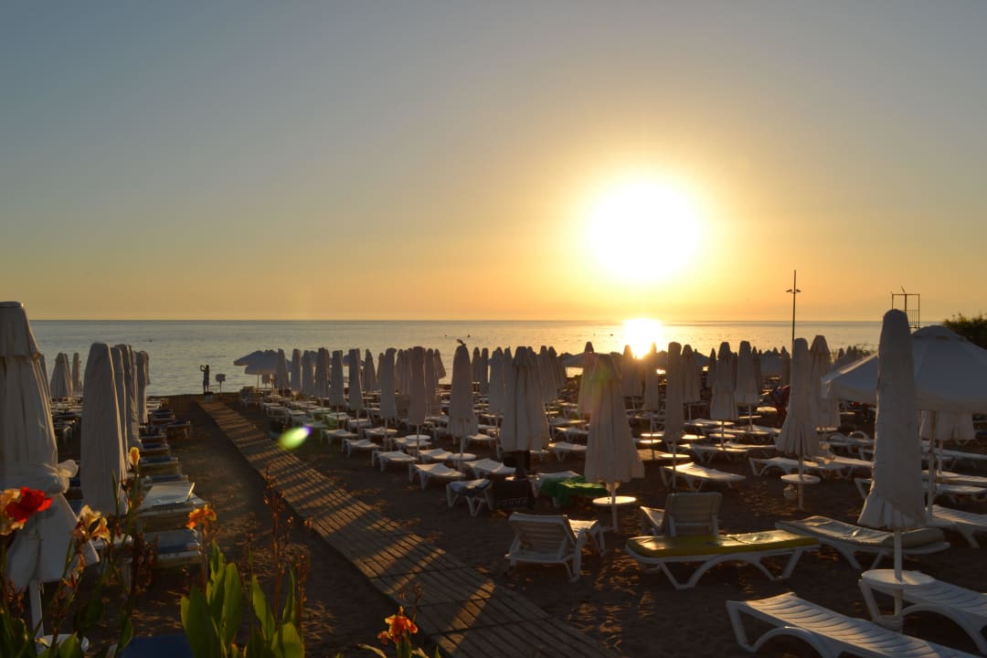 Sonnenuntergang am Strand Seaden Corolla Hotel