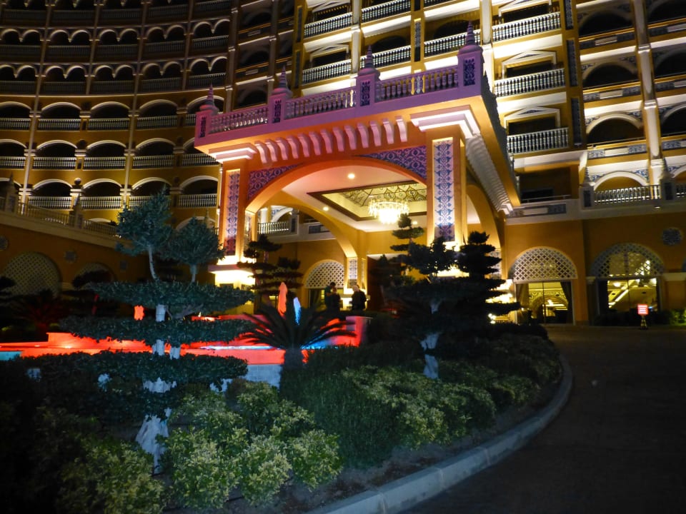 Eingang am Abend  Royal Holiday Palace