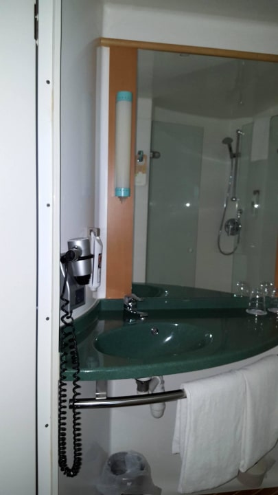 Bad- WC und deren Ausstattung B&B HOTEL Wuppertal-City