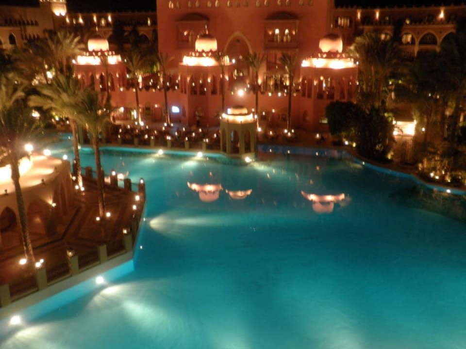 Poolanlage bei Nacht Makadi Palace