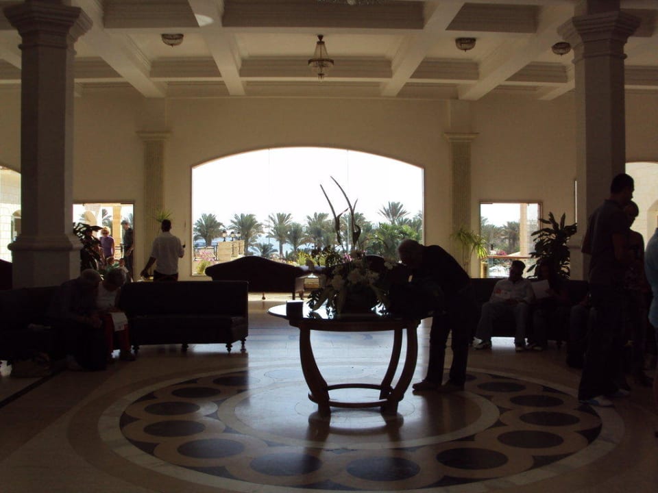 Hall Brayka Bay Resort