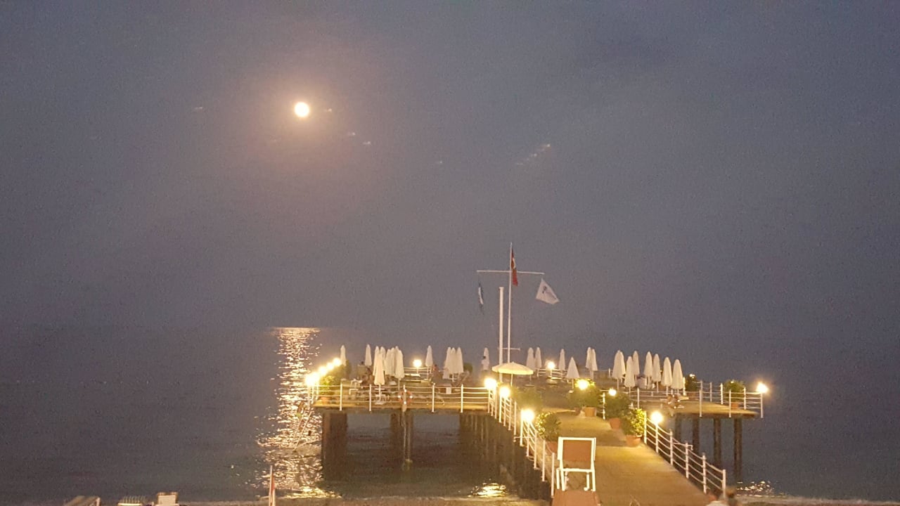 Steg bei Vollmond Limak Limra Hotel & Resort
