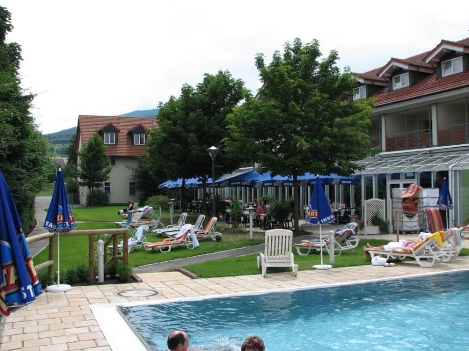 Außenpool mit Blick auf Gastronomie Hotel Herzog Heinrich