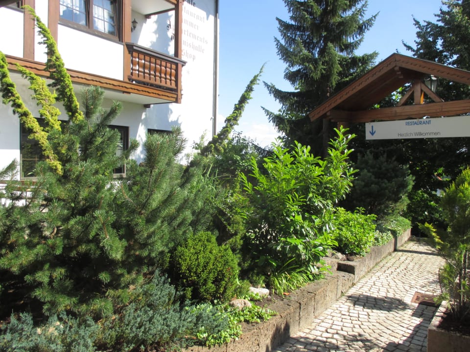 Weg zum Restaurant/zur Terrasse Vital- und Wellnesshotel Albblick