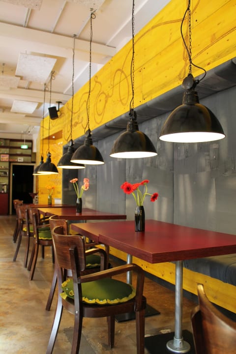 Tische im Frühstücksbereich Hostel Superbude St.Pauli