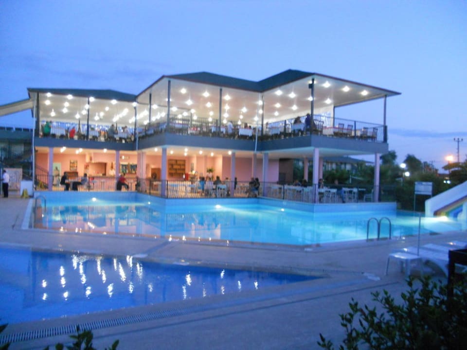 Pool und Restaurant/Bar am Abend Sun Club Hotel