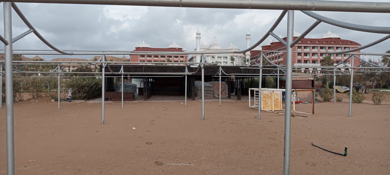 Strand Well Palace Side