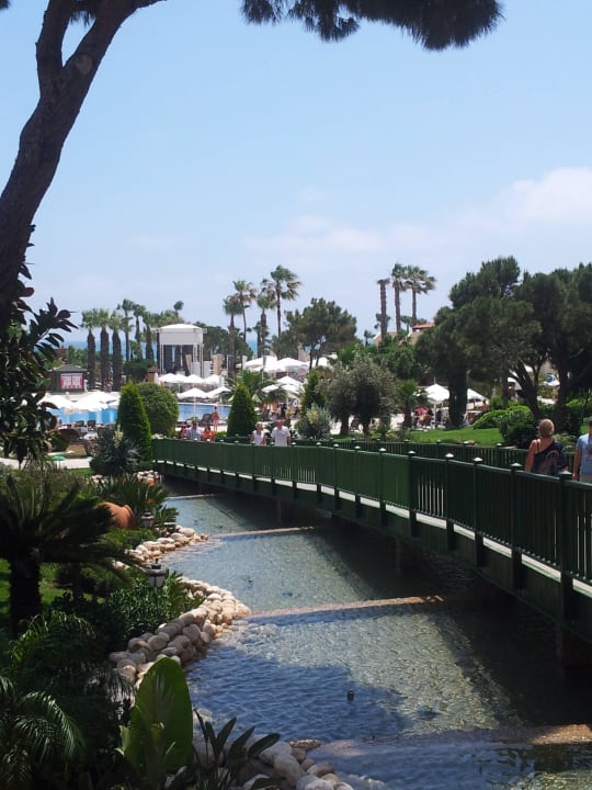 Brücke zu den Pools und Strand Bellis Deluxe Hotel