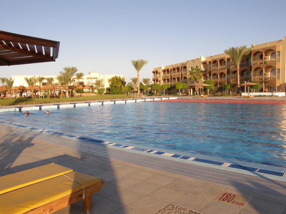 Вид на бассейн из номера Desert Rose