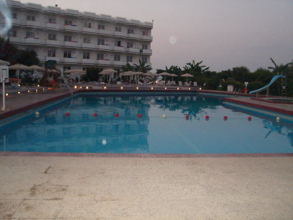 Poolanlage abends Irene Palace Beach Resort Club alltoura