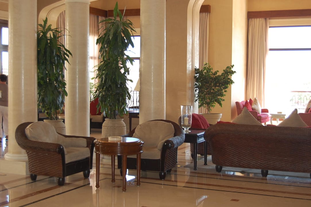 Fotele w lobby JAZ Mirabel Beach
