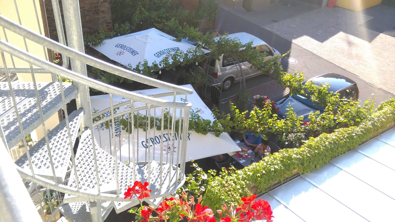Balkon mit Wendeltreppe zum Garten Winzerhotel zum Moselstrand