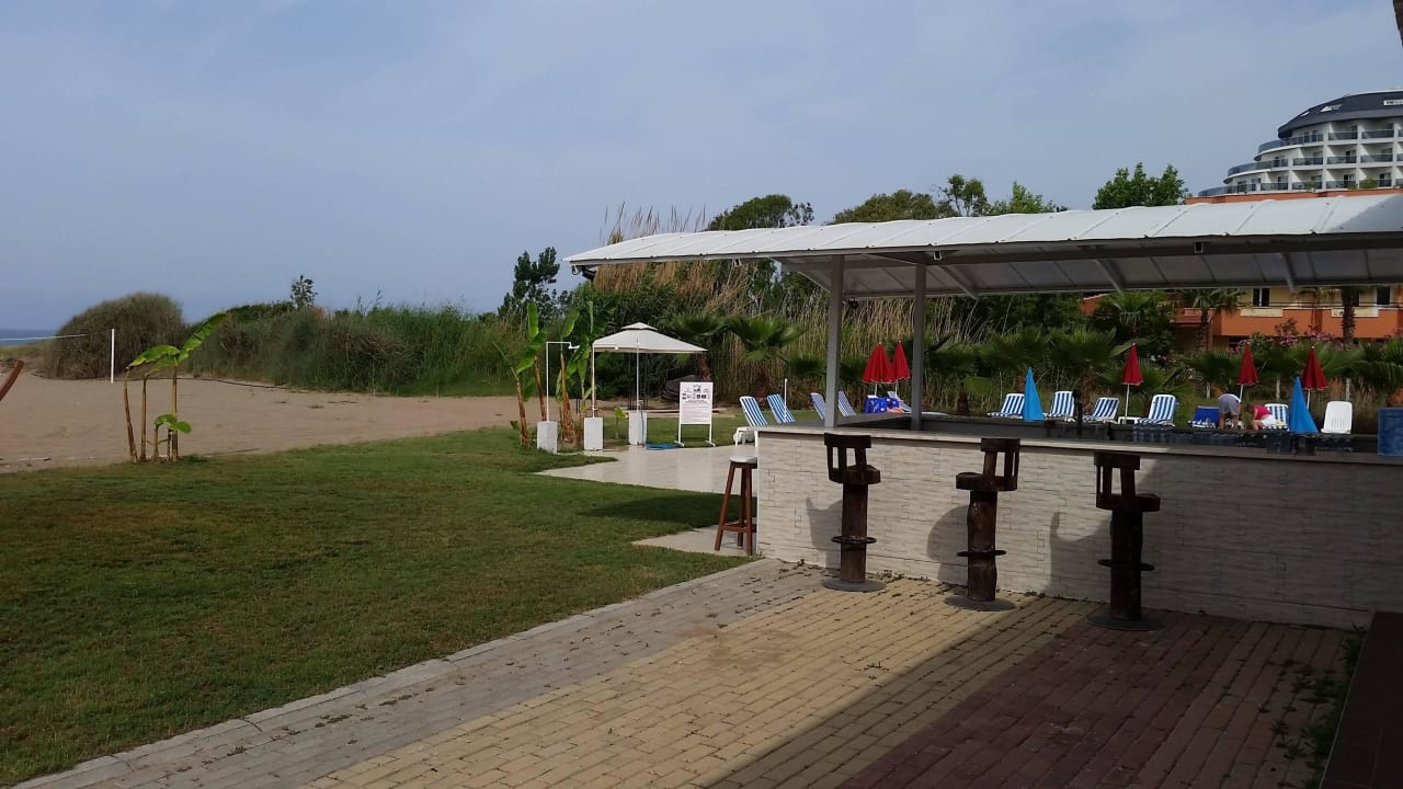 Zwischen Pool und  Terrasse Skys Hotel