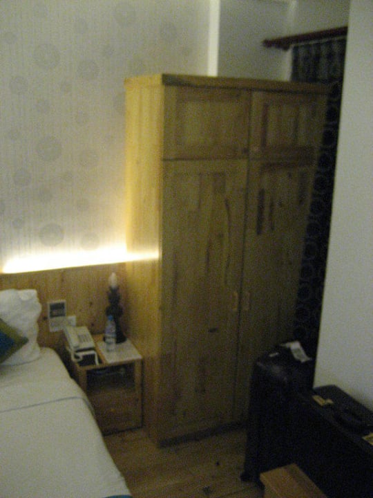 Kleiner Kleiderschrank inklusiver Safe Vietview Hotel & Spa