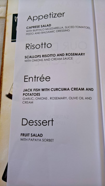 Ein typisches Menu im Overwater-Restaurant Diamonds Thudufushi