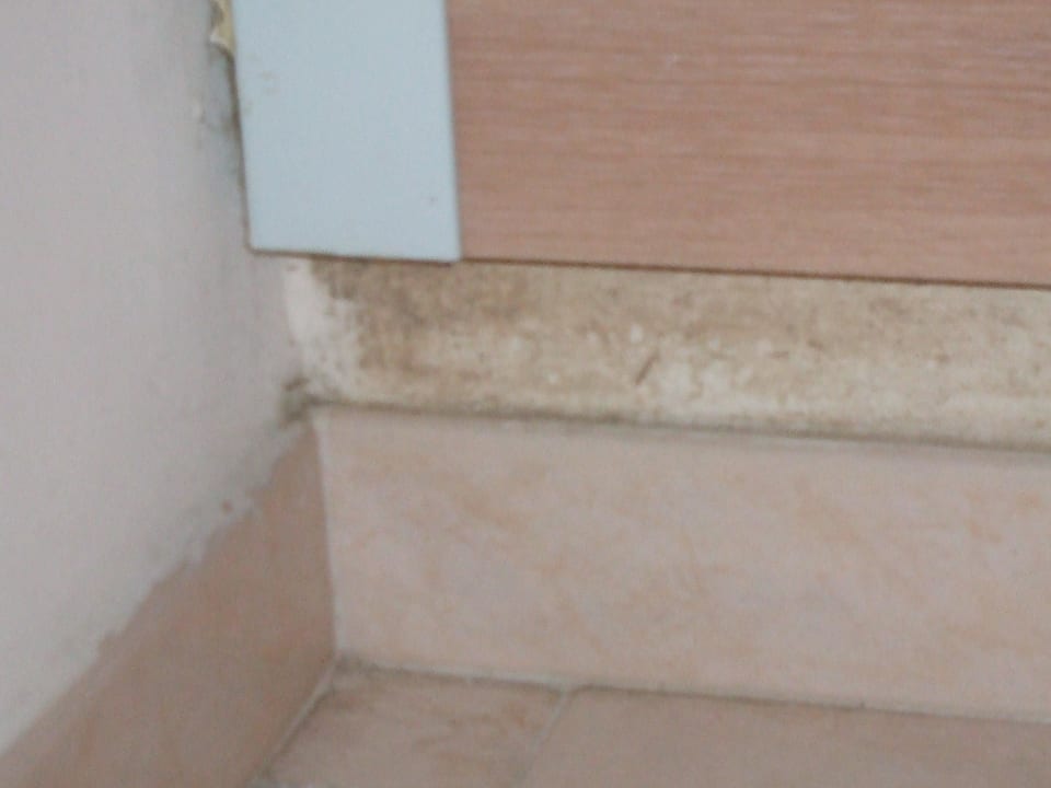 Schimmelflecken hinter dem Bett Falkensteiner Club Funimation Garden Calabria