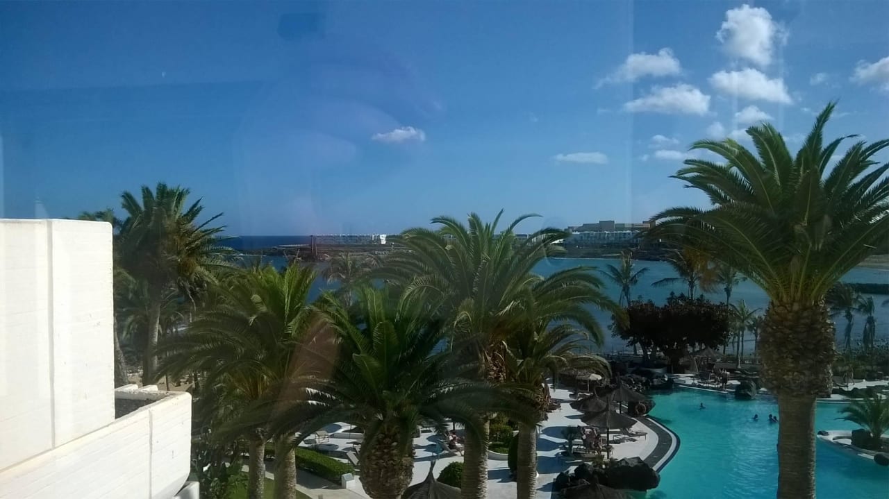Hinter dem Pool ist der Atlantik Paradisus by Meliá Salinas Lanzarote