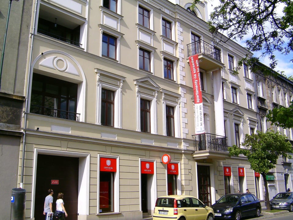 Straßenseite mit Eingang und Tiefgaragenzufahrt Apartamenty Parkside Kraków