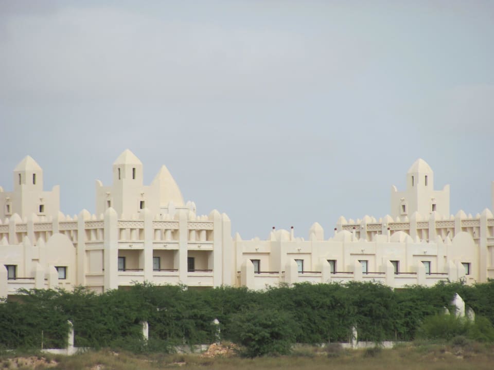 Hotel gesehen vom Strand Hotel Riu Karamboa